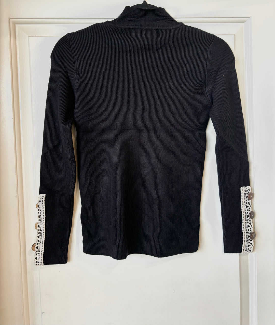 BUTTON & LACE LONGSLEEVE