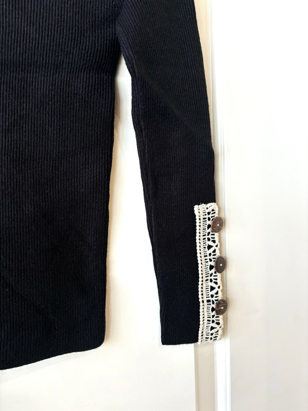 BUTTON & LACE LONGSLEEVE