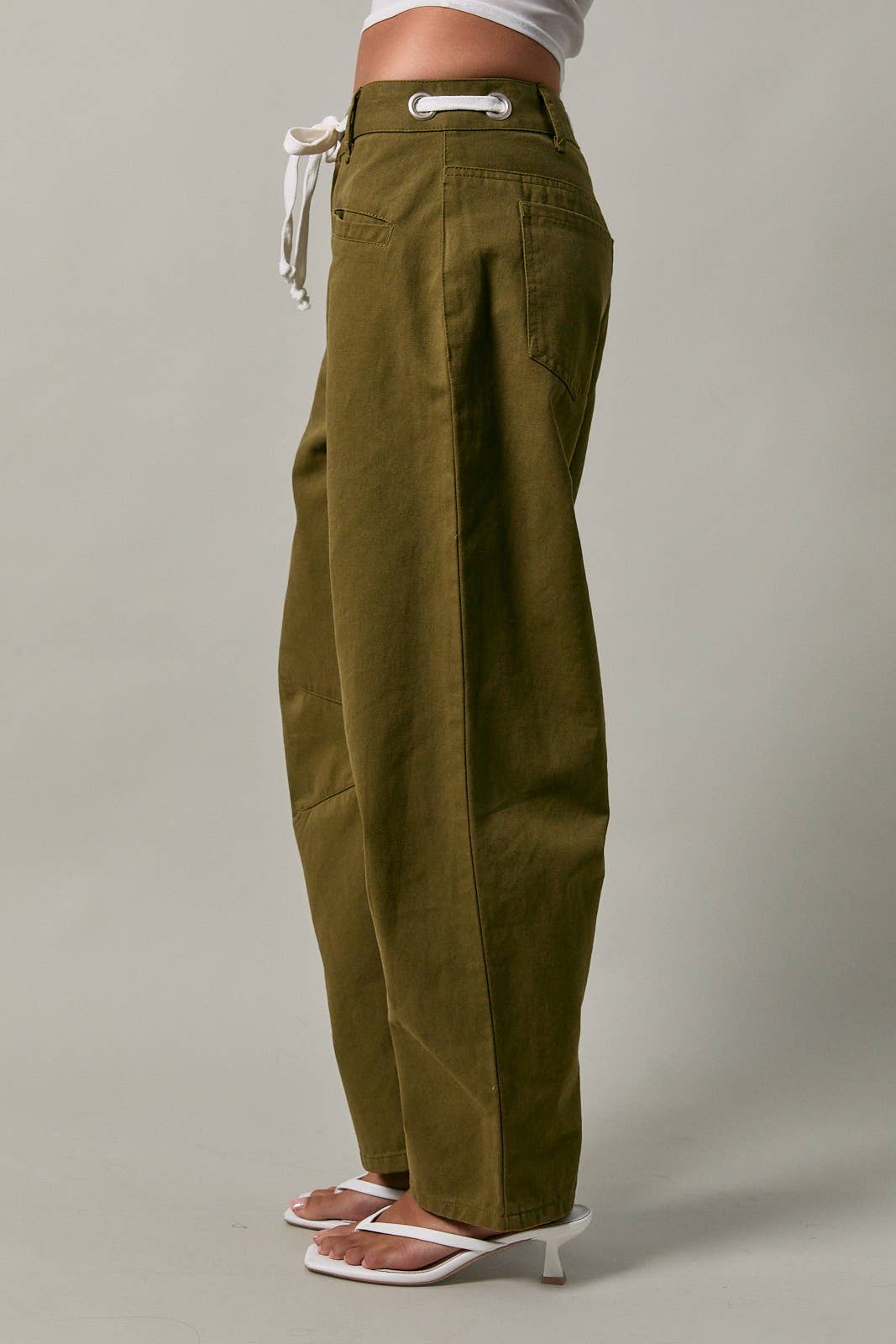 EYELET DETAIL BARREL JEANS