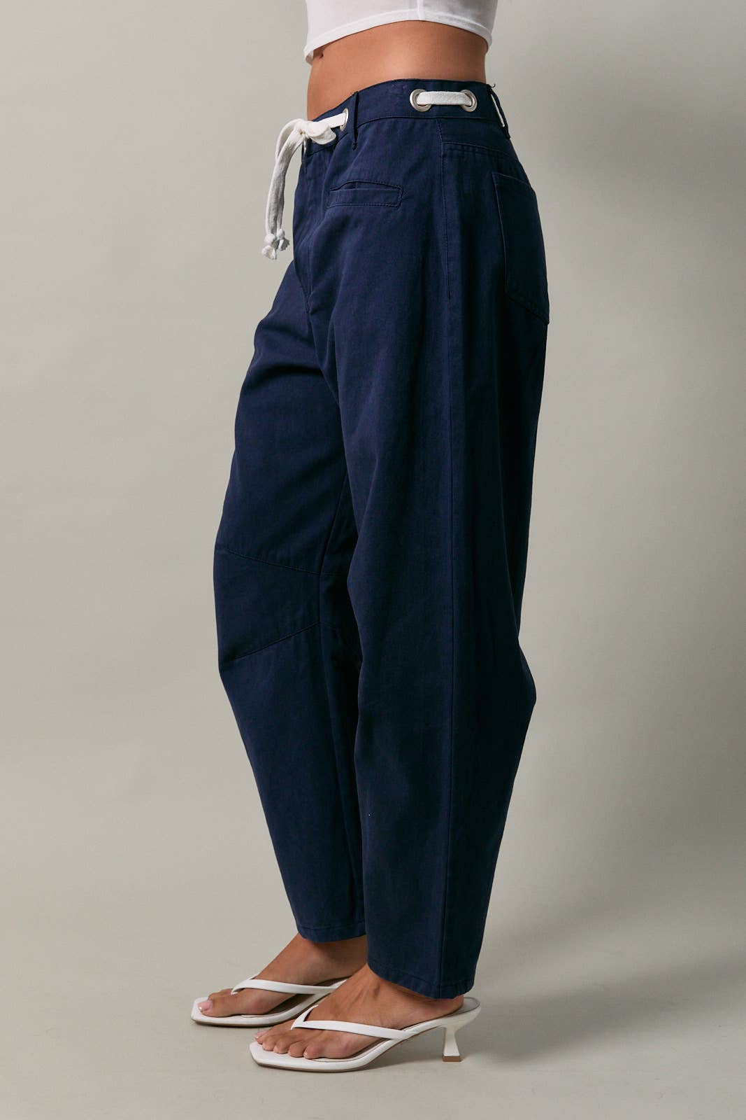 EYELET DETAIL BARREL JEANS